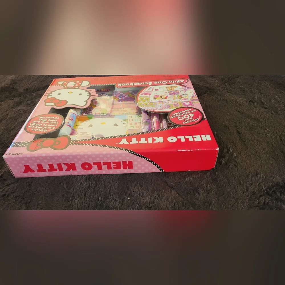 Hello Kitty All-In-One Scrapbook - Picture 5 of 8